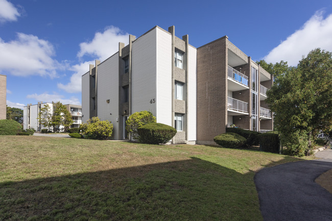 Skyline Drive Apartments in Braintree, MA - Foto de edificio - Building Photo