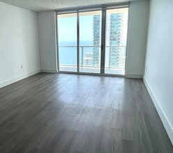 1155 Brickell Bay Dr, Unit 2905 in Miami, FL - Foto de edificio - Building Photo