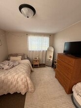 712 7th St SE, Unit #1 in Devils Lake, ND - Foto de edificio - Building Photo