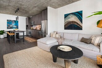 1380 W Randolph St, Unit 725 in Chicago, IL - Building Photo - Building Photo