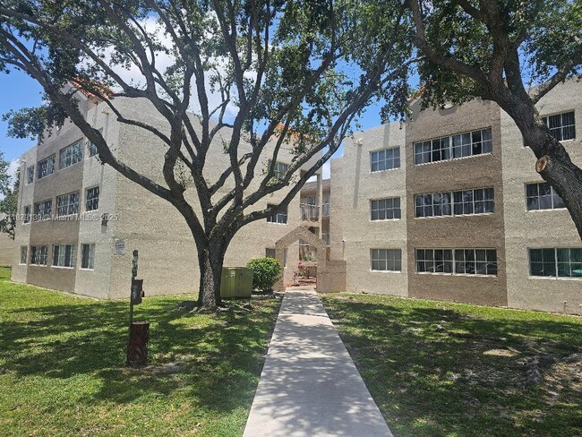 6115 NW 186th St in Hialeah, FL - Building Photo - Building Photo