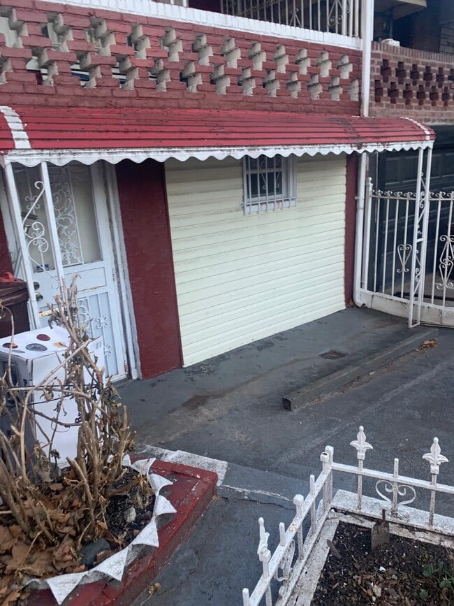 35 E 53rd St in Brooklyn, NY - Building Photo - Building Photo