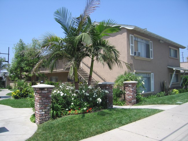 Sunset Palms Apartments in Anaheim, CA - Building Photo - Building Photo