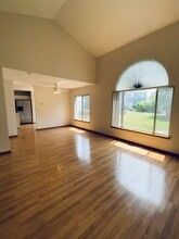 8 Crabapple Ct in Lake In The Hills, IL - Building Photo - Building Photo