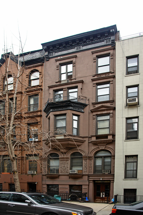 126 W 71st St in New York, NY - Building Photo