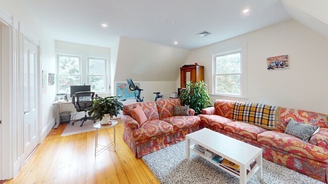 27 Cypress St, Unit 3 in Brookline, MA - Building Photo - Building Photo