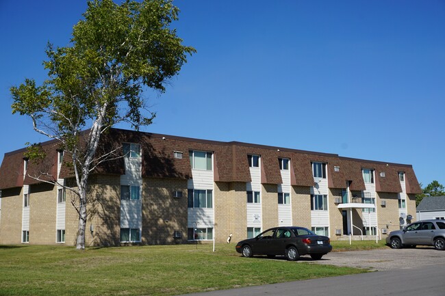 411 River St NE, Unit 18 in Warroad, MN - Foto de edificio - Building Photo