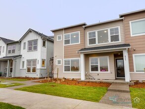 8331 SE Kinnaman St-Unit -Unit B in Hillsboro, OR - Building Photo - Building Photo
