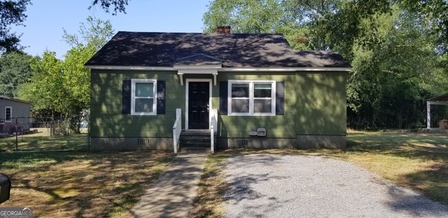 property at 680 Shannon Cir NE