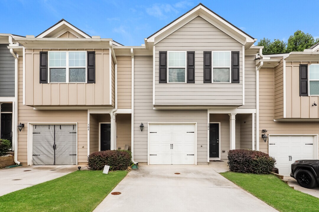 706 Highwood Ln in East Point, GA - Building Photo