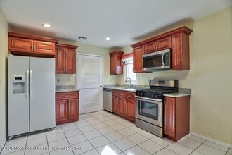 291 Plum Dr in Marlboro, NJ - Building Photo - Building Photo
