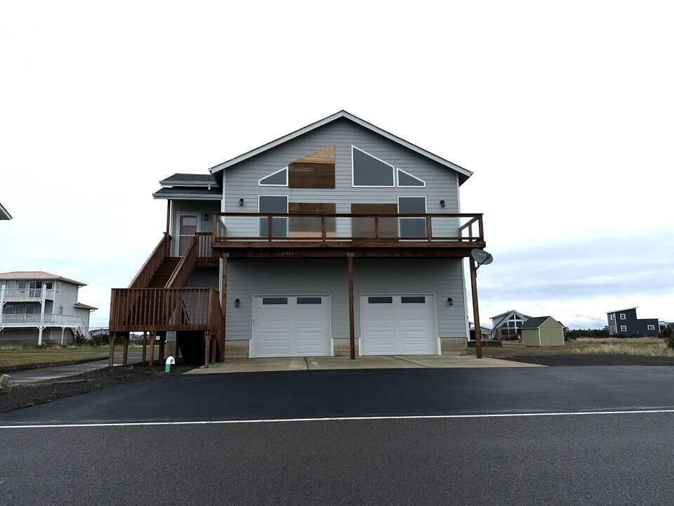 1511 E Ocean Shores Blvd SW in Ocean Shores, WA - Building Photo