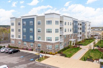 Westwood Place at University Station in Westwood, MA - Foto de edificio - Building Photo