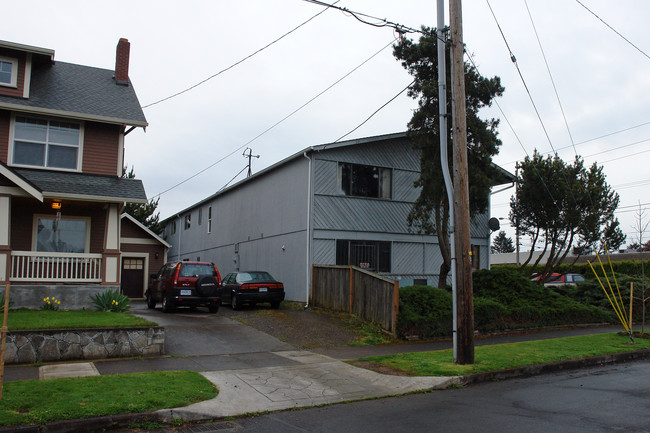 8315 SE Stark St in Portland, OR - Foto de edificio - Building Photo