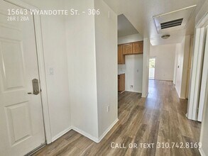 15643 Wyandotte St in Los Angeles, CA - Building Photo - Building Photo