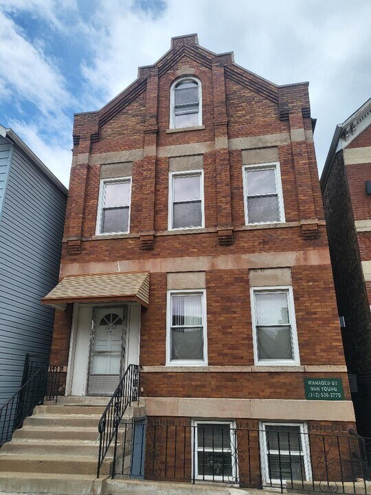1052 W 32nd St in Chicago, IL - Building Photo