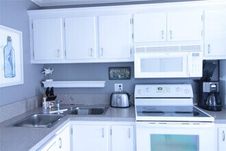 470 Paradise Isle Blvd in Hallandale Beach, FL - Building Photo - Building Photo