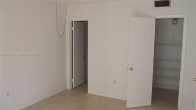 3582 NE 171 St in Sunny Isles Beach, FL - Foto de edificio - Building Photo