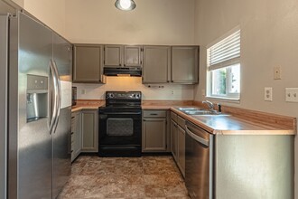 5465 Sacramento Pl in Colorado Springs, CO - Building Photo - Building Photo