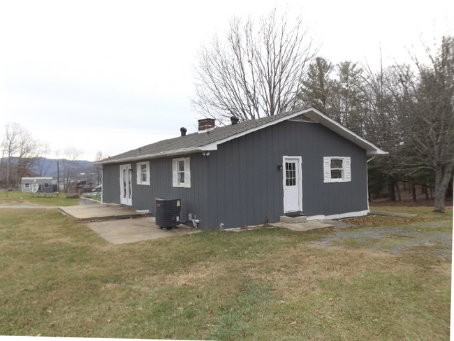 186 Fitzsimmons Hill Rd in Elizabethton, TN - Building Photo - Building Photo