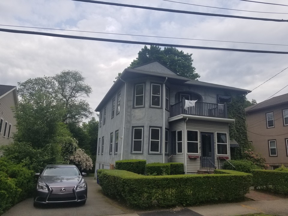 72 Circuit Ave in Newton, MA - Building Photo