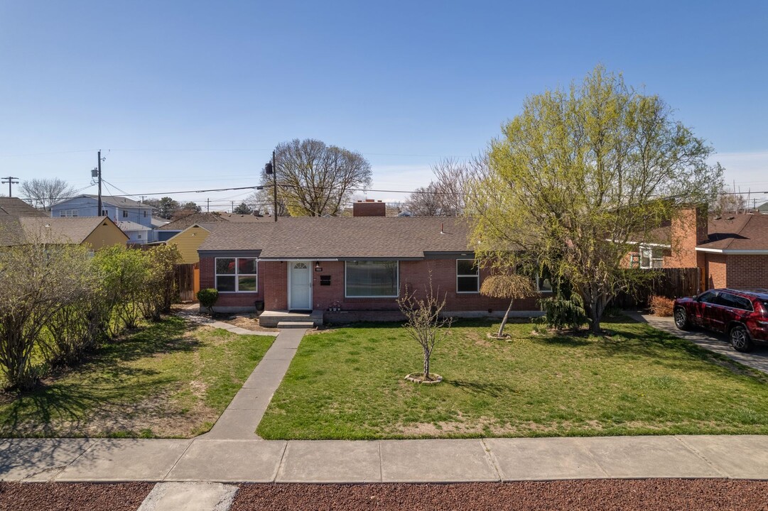 1032 W Cascade Ave in Moses Lake, WA - Building Photo