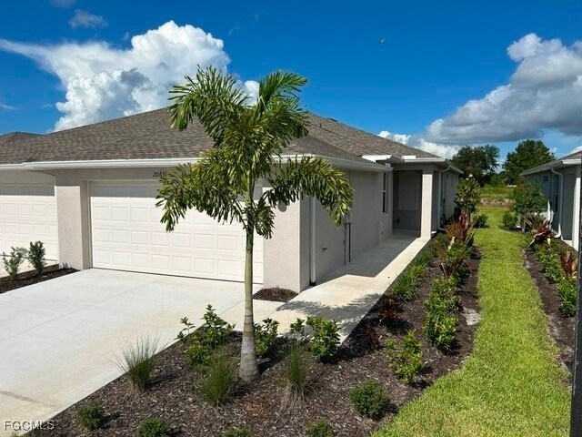 20651 Hazelnut Ct in Lehigh Acres, FL - Building Photo
