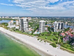 4751 Gulf Shore Blvd N in Naples, FL - Foto de edificio - Building Photo