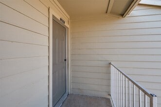 2200 E Trinity Mls Rd, Unit 206 in Carrollton, TX - Building Photo - Building Photo