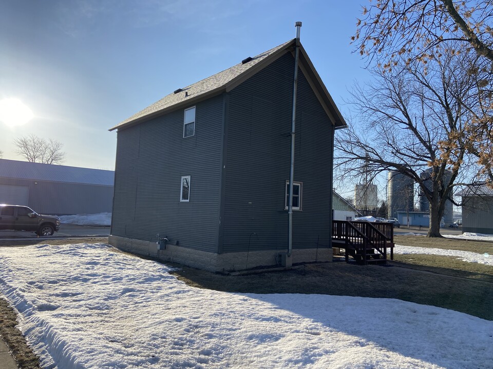 121 N Main St in Freeman, SD - Foto de edificio