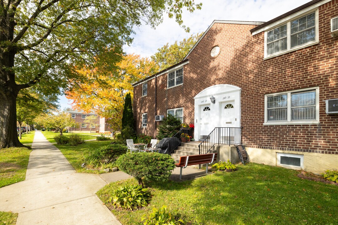 Deepdale Gardens in Little Neck, NY - Building Photo
