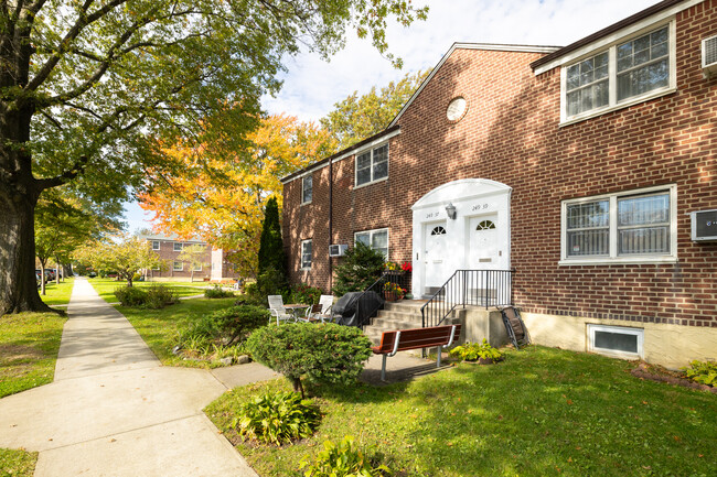 Deepdale Gardens in Little Neck, NY - Building Photo - Building Photo