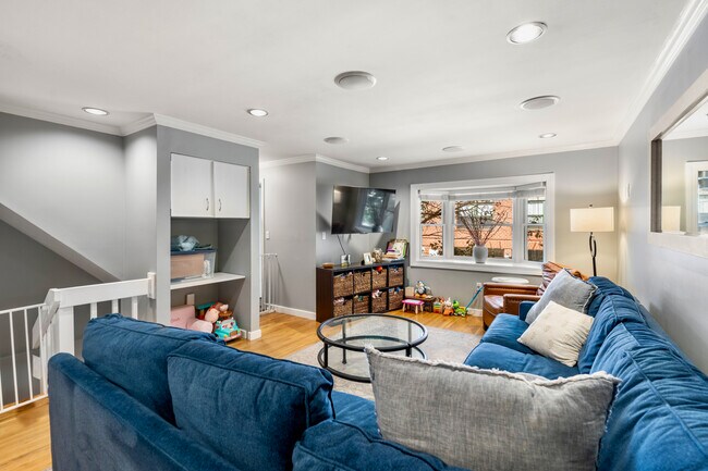 137 Bolton St in Boston, MA - Building Photo - Building Photo