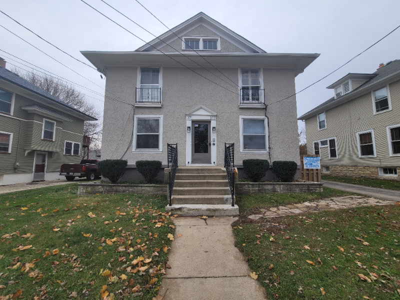 371-373 Walnut Ave in Elgin, IL - Building Photo