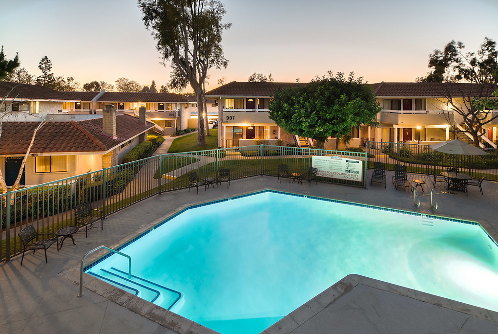 Camarillo Oaks in Camarillo, CA - Foto de edificio