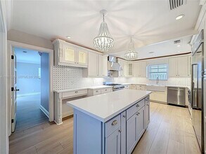 2533 NE 21st Ter in Lighthouse Point, FL - Foto de edificio - Building Photo