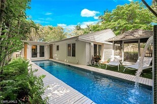 295 6th St N in Naples, FL - Building Photo