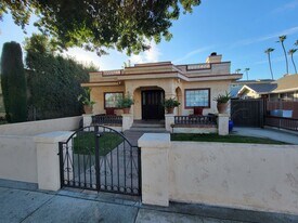 321 Grand Ave in Long Beach, CA - Building Photo