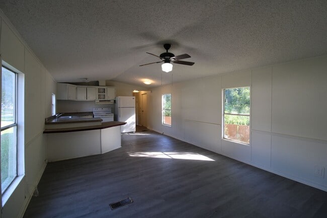 98 Cameron Cir in Muscle Shoals, AL - Building Photo - Building Photo