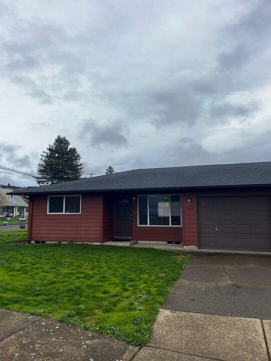 161 NW Viola St in Sheridan, OR - Building Photo