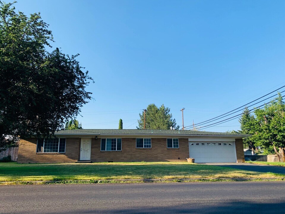 4206 Onyx Ave in Klamath Falls, OR - Building Photo