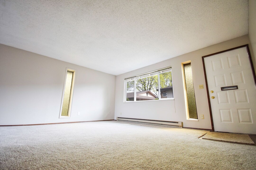 937 NE 90th Ave in Portland, OR - Building Photo