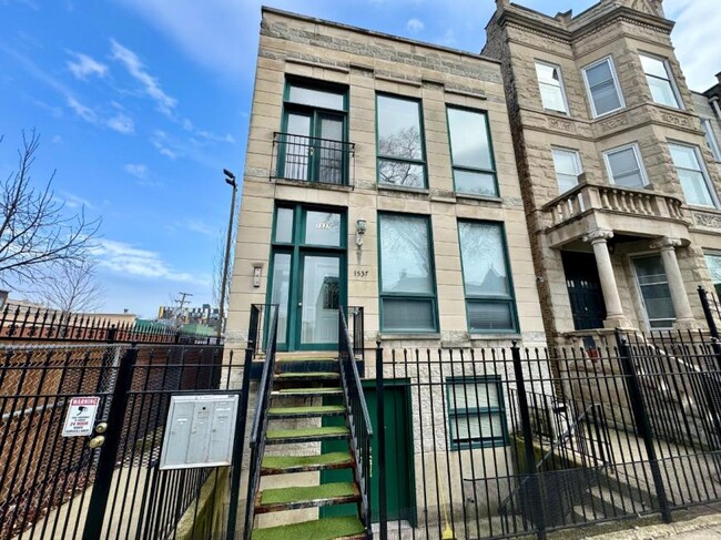 property at 1537 N Fairfield Ave