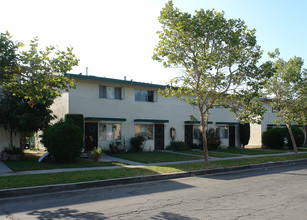 2725 S Baker St in Santa Ana, CA - Building Photo - Building Photo