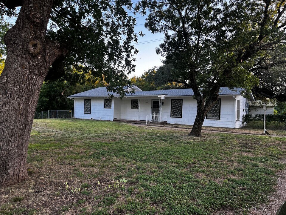9745 Rock Creek Rd in Waco, TX - Foto de edificio