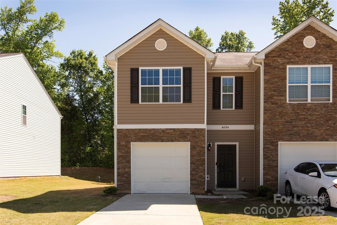 6034 Guildford Hill Ln in Charlotte, NC - Building Photo