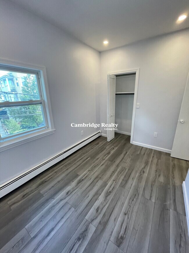 73 Marshall St, Unit #2 in Somerville, MA - Foto de edificio - Building Photo