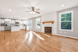1824 Rains Rd in Clarksville, TN - Building Photo - Building Photo