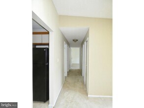 12 Holly Ct in Trenton, NJ - Foto de edificio - Building Photo