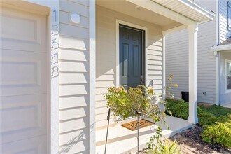 13648 NW 14th Pl in Newberry, FL - Building Photo - Building Photo